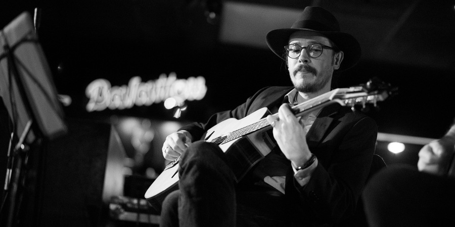 Picture of Marc Wencelius playing an electric guitar at Salla Rossa in Montreal. Musicos Productions